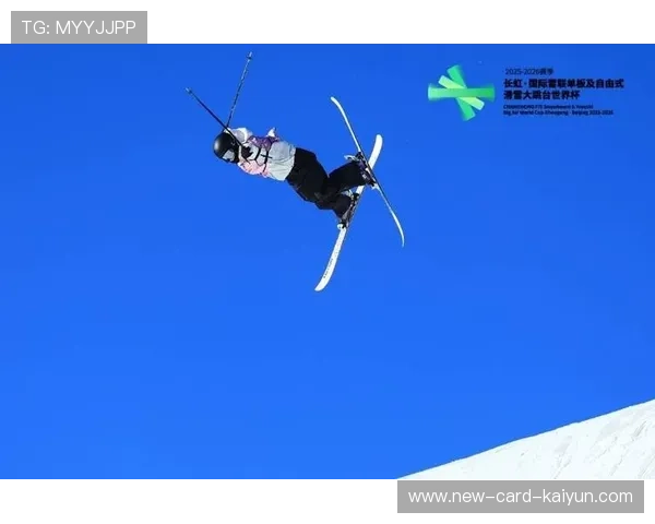 滑雪自由落体动作抓板十分到位