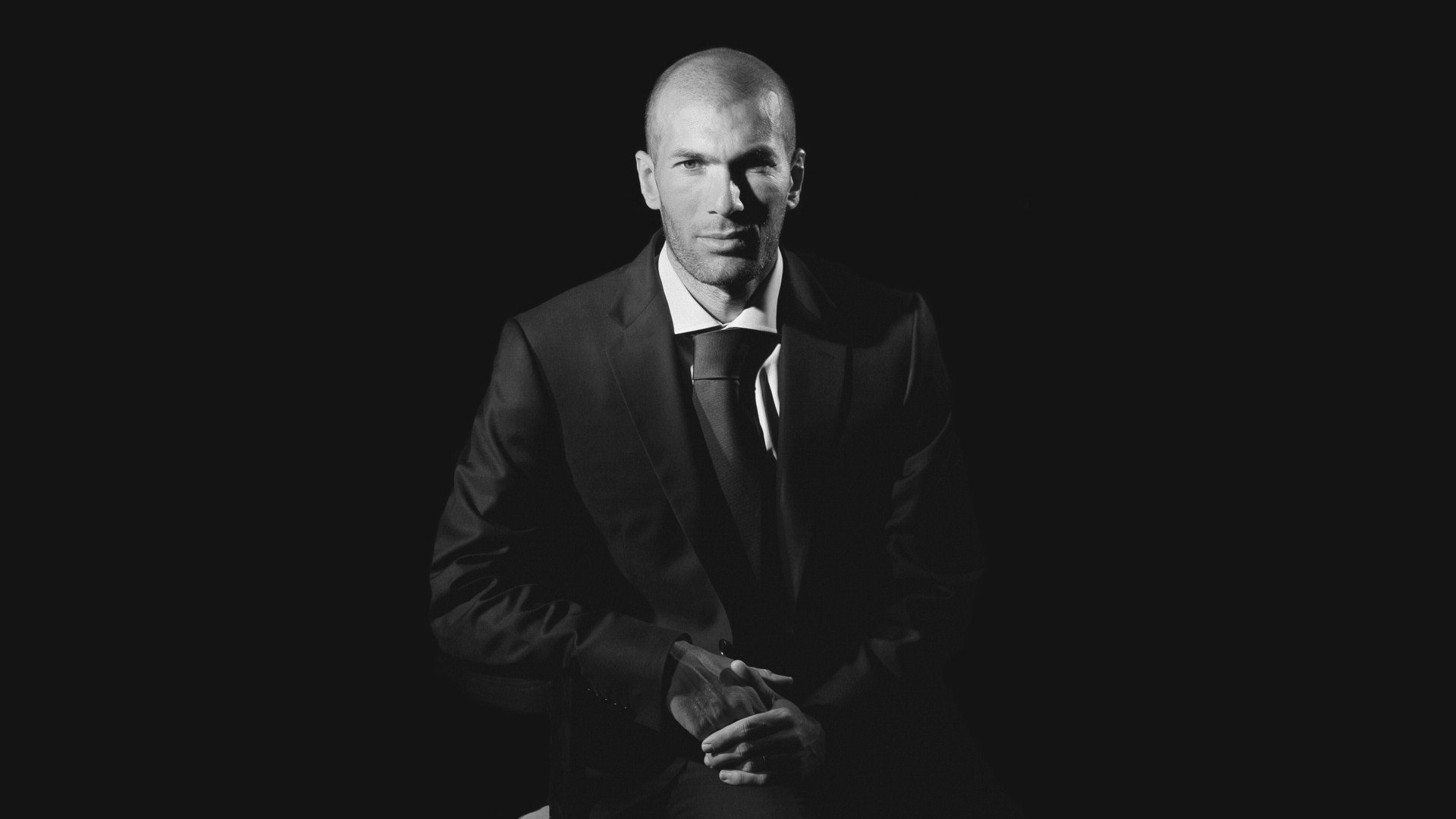 文班亚马成为历史上首位在季后赛前四场均贡献 15+ 篮板与 3+ 盖帽的新秀。